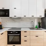 Camelia: Comfy City Apartment