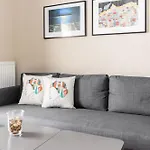 Camelia: Comfy City Apartment